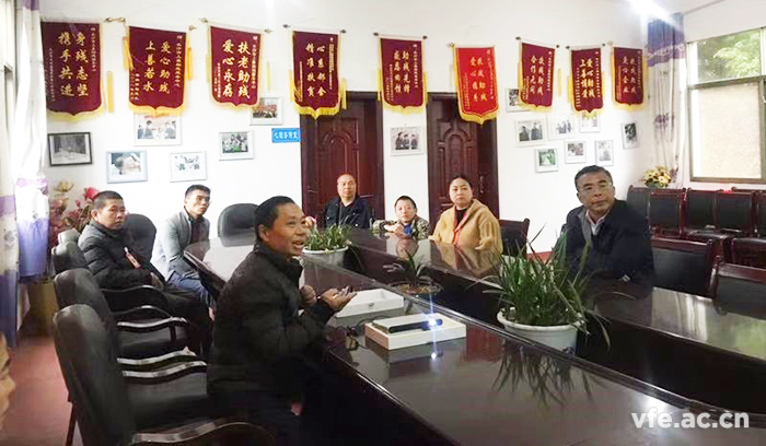 謝書記一行認真聆聽工作人員介紹 謝書記一行認真聆聽工作人員介紹