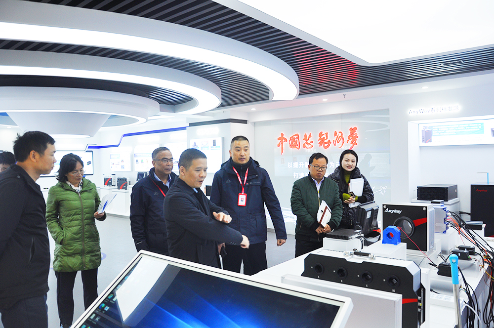 長沙經開區賴坤明主任一行蒞臨銀河電氣調研指導 長沙經開區賴坤明主任一行蒞臨銀河電氣調研指導