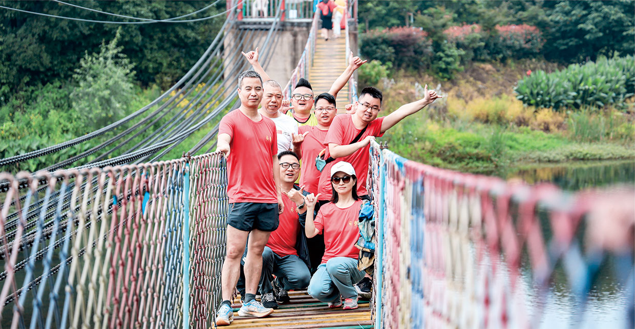 昂揚青春,砥礪前行 昂揚青春,砥礪前行